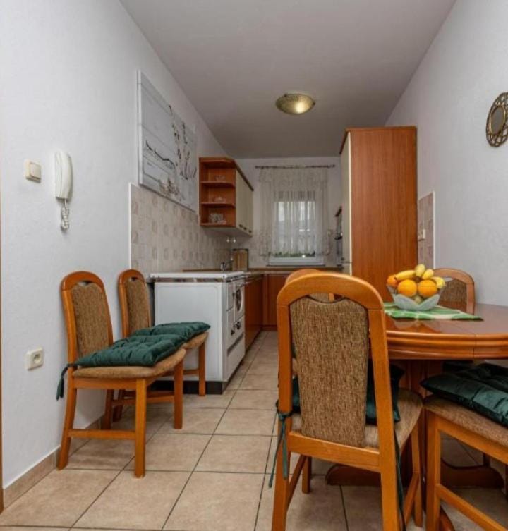 Dining area, kitchen