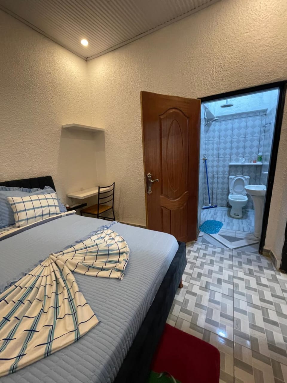 Bed, Bathroom, Photo of the whole room, Bedroom, towels