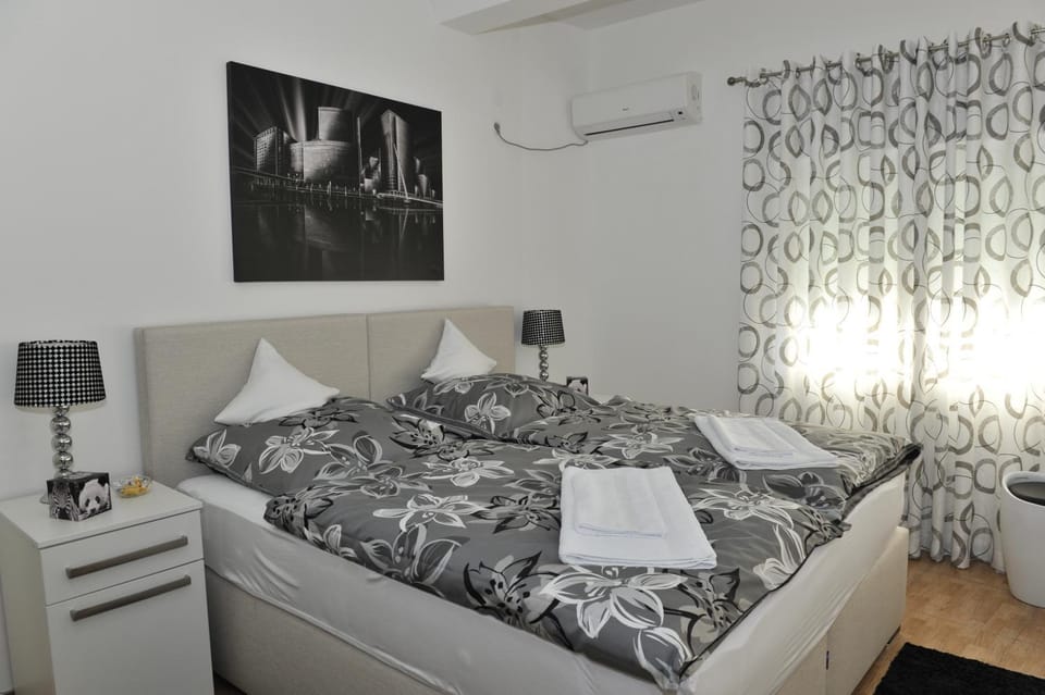 Day, Photo of the whole room