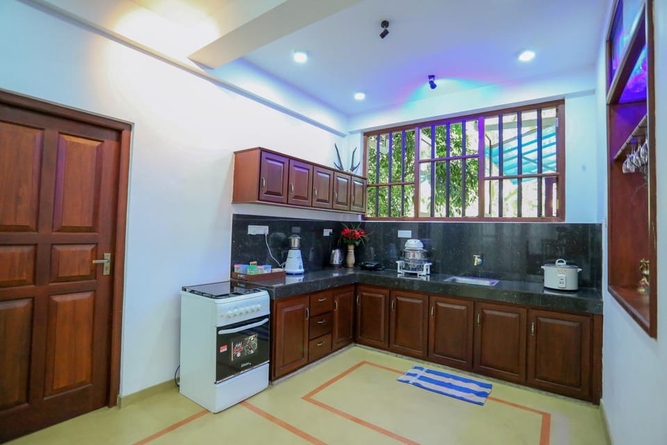 Kitchen or kitchenette, oven