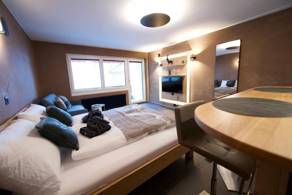 Bed, TV and multimedia, Living room, Photo of the whole room, Seating area, Bedroom