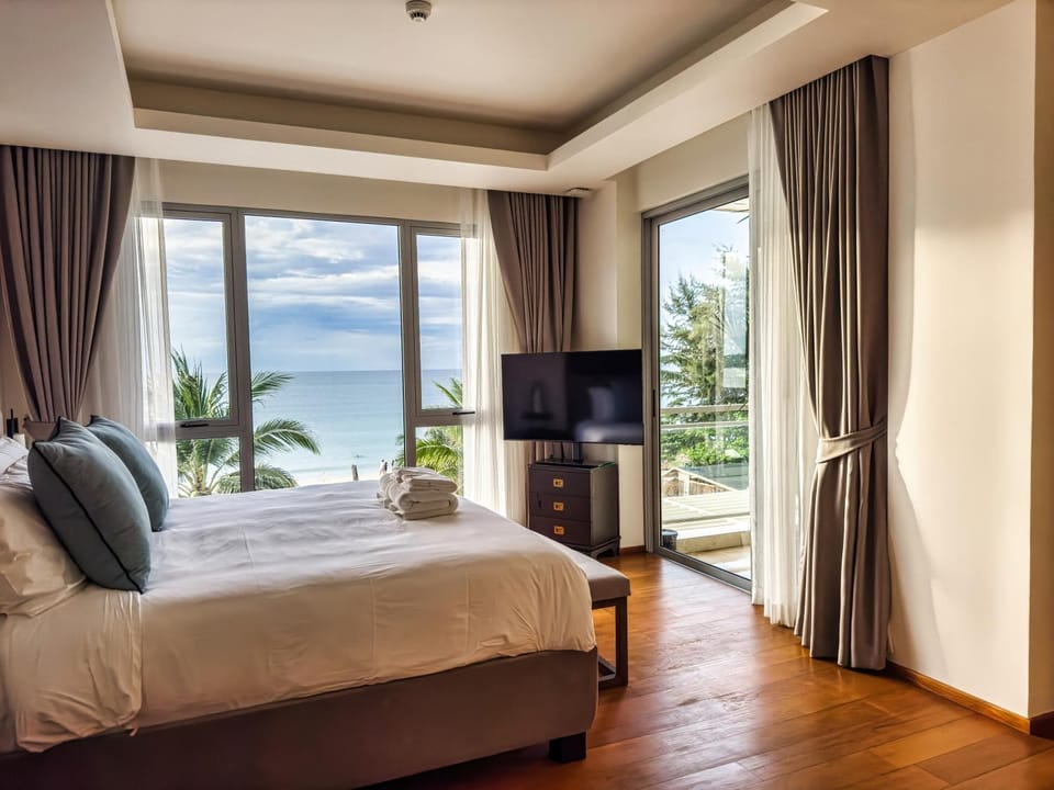 Bed, TV and multimedia, Bedroom, Sea view