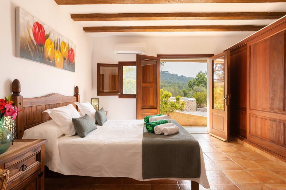 Bed, Natural landscape, Photo of the whole room, Bedroom, Mountain view, wardrobe