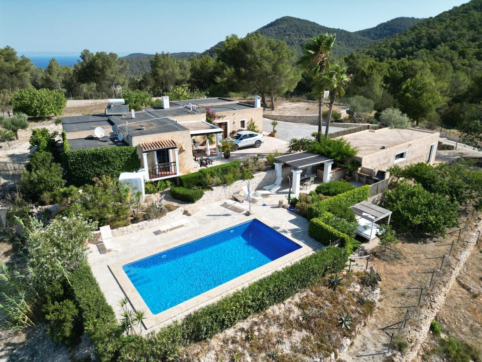 Property building, Spring, Day, Natural landscape, Bird's eye view, Mountain view, Pool view, Swimming pool, sunbed