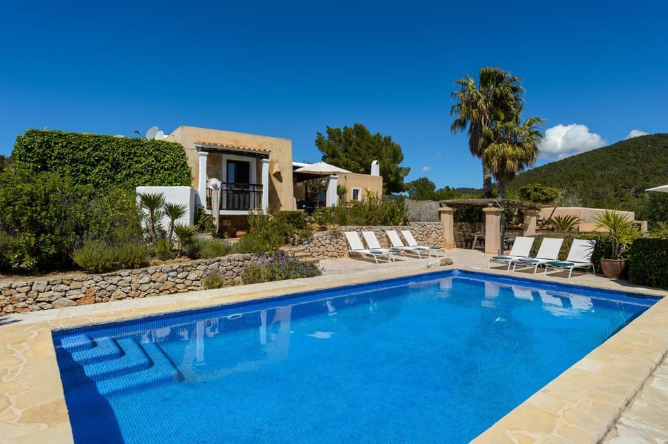 Property building, Day, Natural landscape, Garden, Mountain view, Pool view, Swimming pool, sunbed