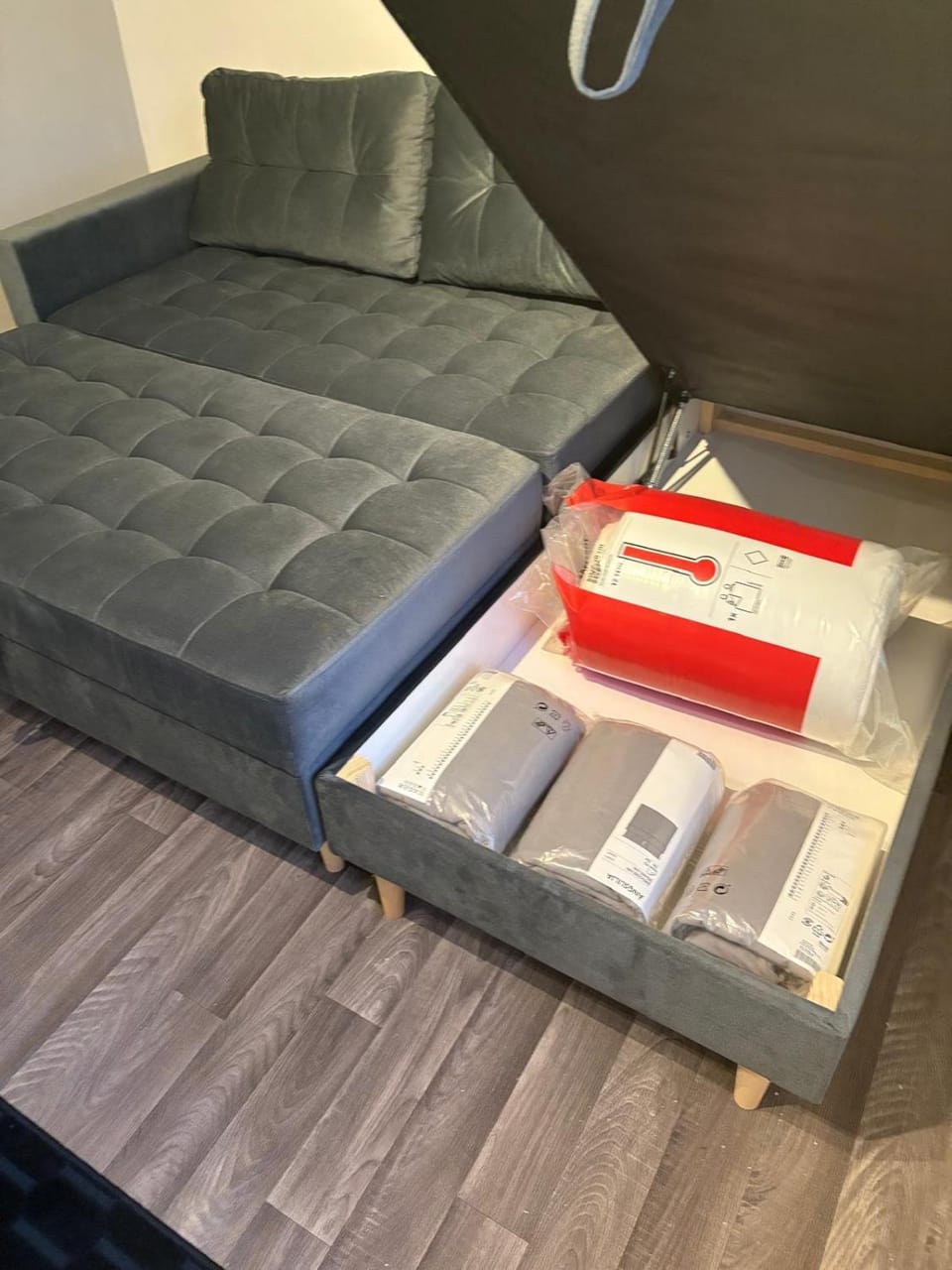 Bed, Living room, Bedroom