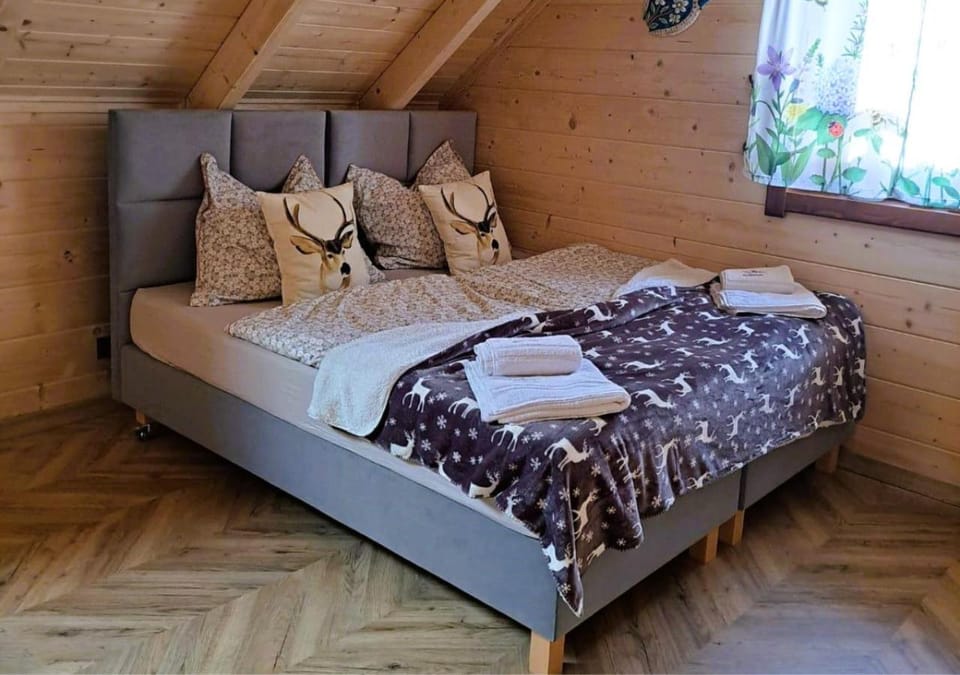 Bed, Photo of the whole room, Seating area, Bedroom, towels, towels