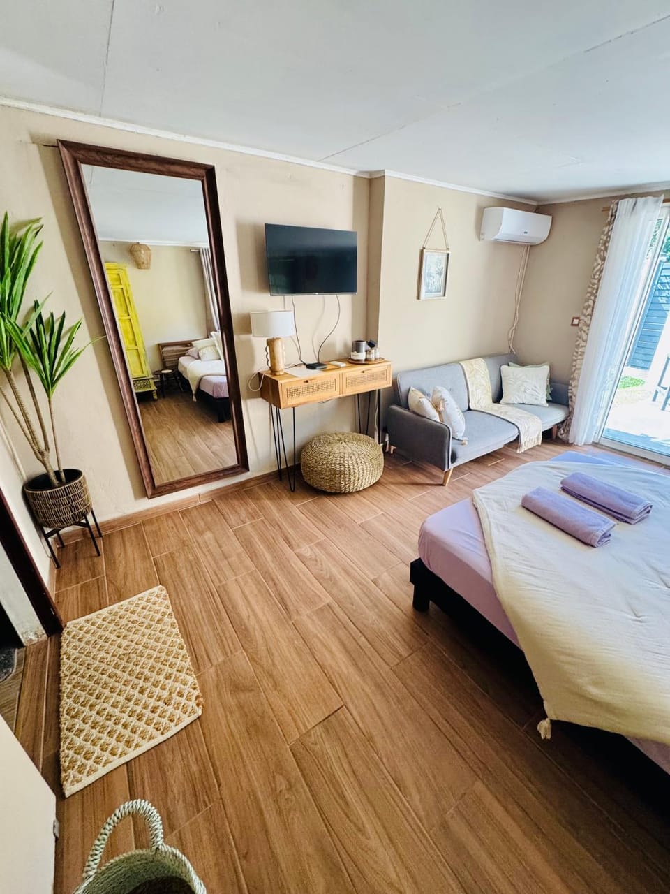 Communal lounge/ TV room, Bed, TV and multimedia, Living room, Photo of the whole room, Bedroom, towels, air conditioner