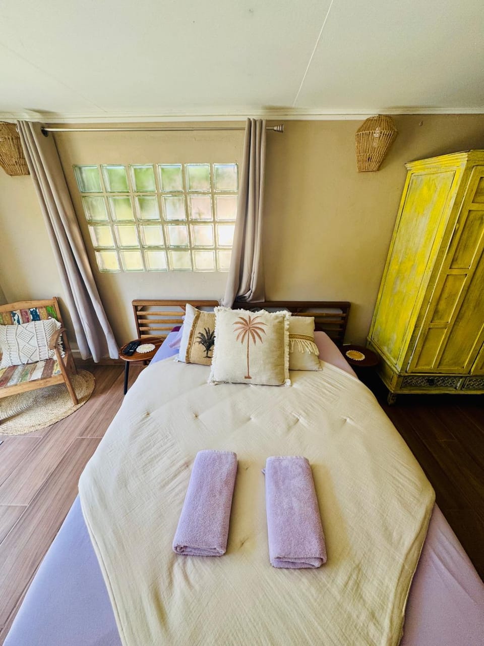 Bed, Photo of the whole room, Bedroom, towels