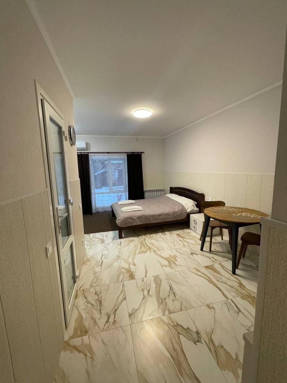 Bed, Photo of the whole room, Seating area