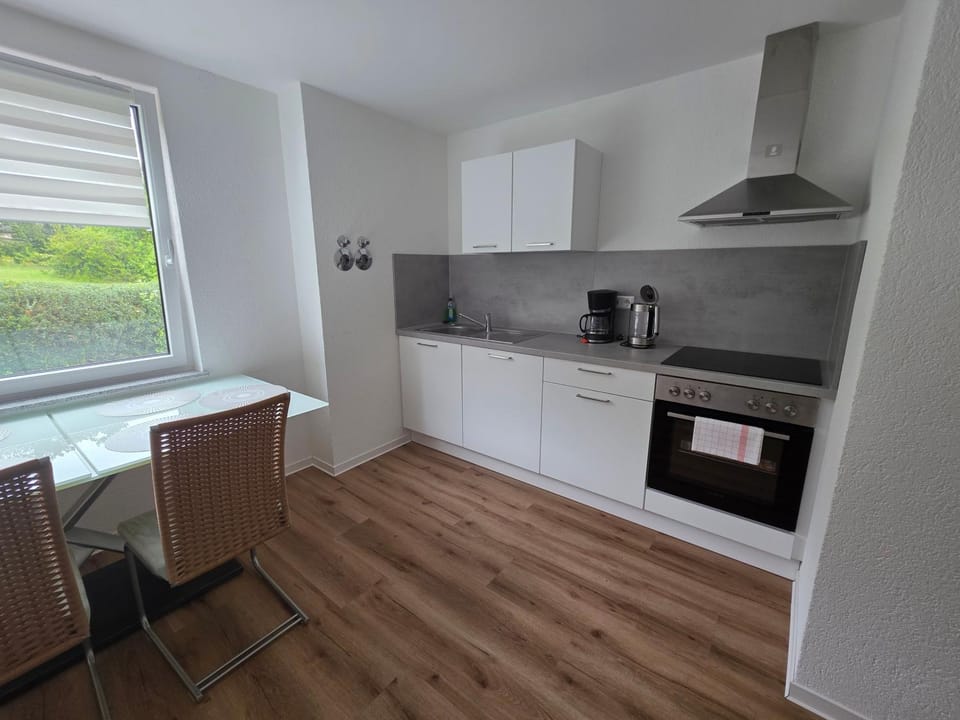 Coffee/tea facilities, Kitchen or kitchenette, Dining area, dishwasher, oven, stove