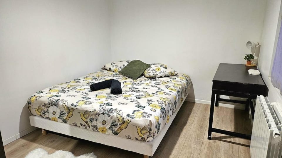Bed, Photo of the whole room, Bedroom, towels