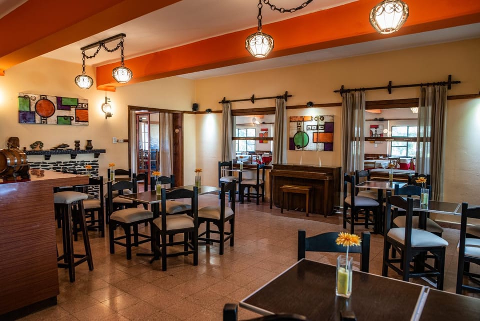 Restaurant/places to eat, Lounge or bar
