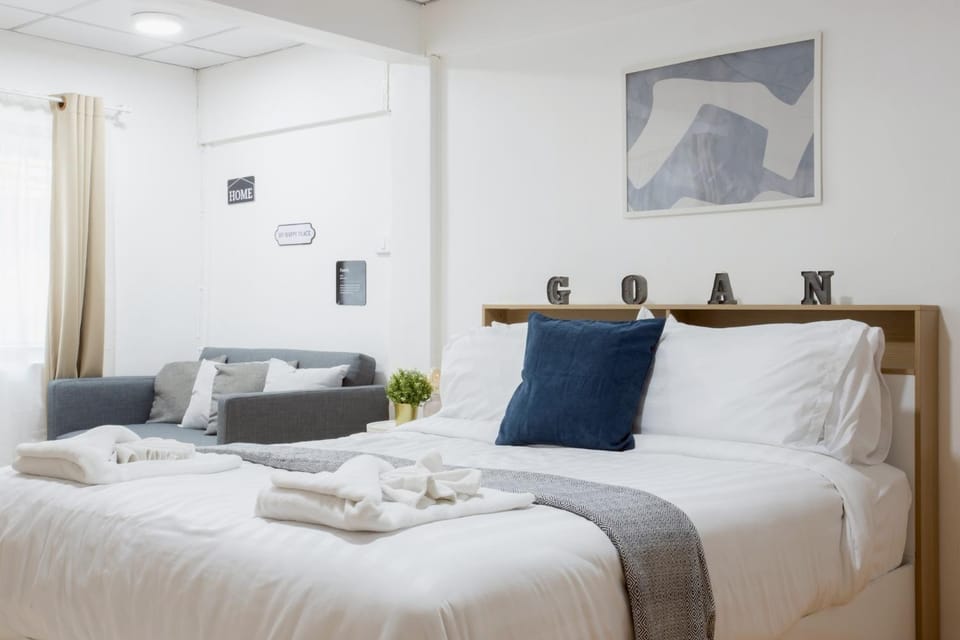 Bed, Photo of the whole room, Bedroom, towels