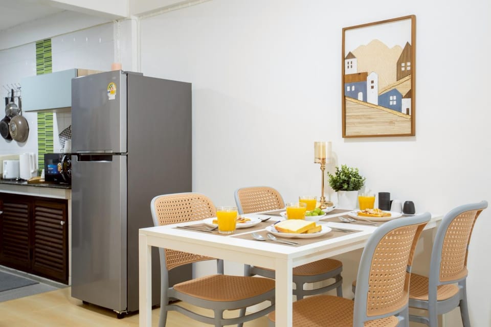 Kitchen or kitchenette, Food and drinks, Dining area, Food