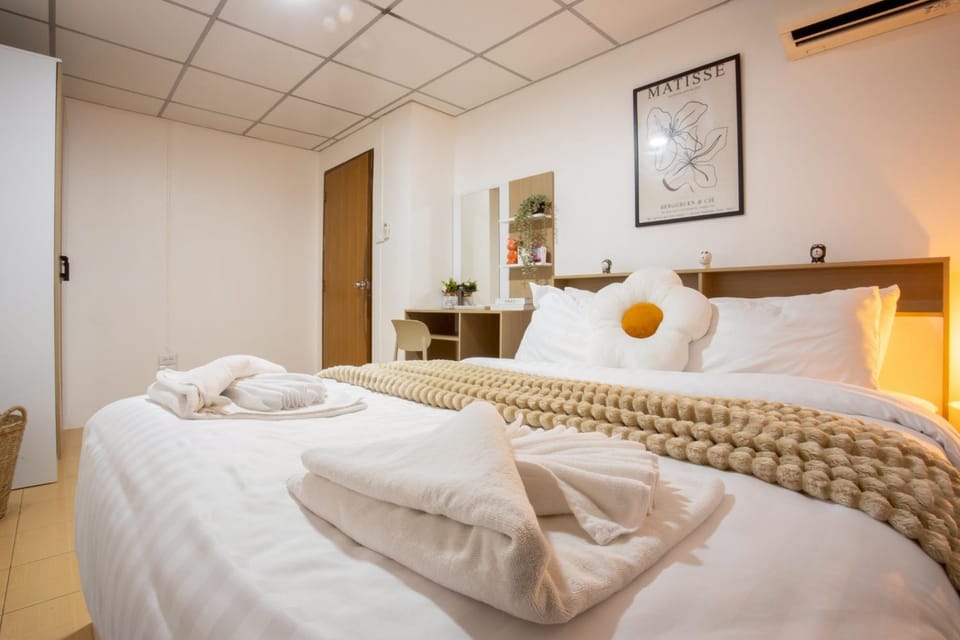 Bed, Photo of the whole room, Bedroom, towels, air conditioner