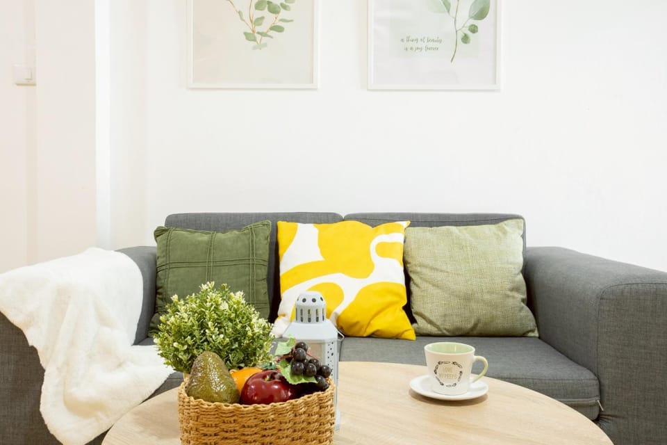 Living room, Food and drinks, Seating area