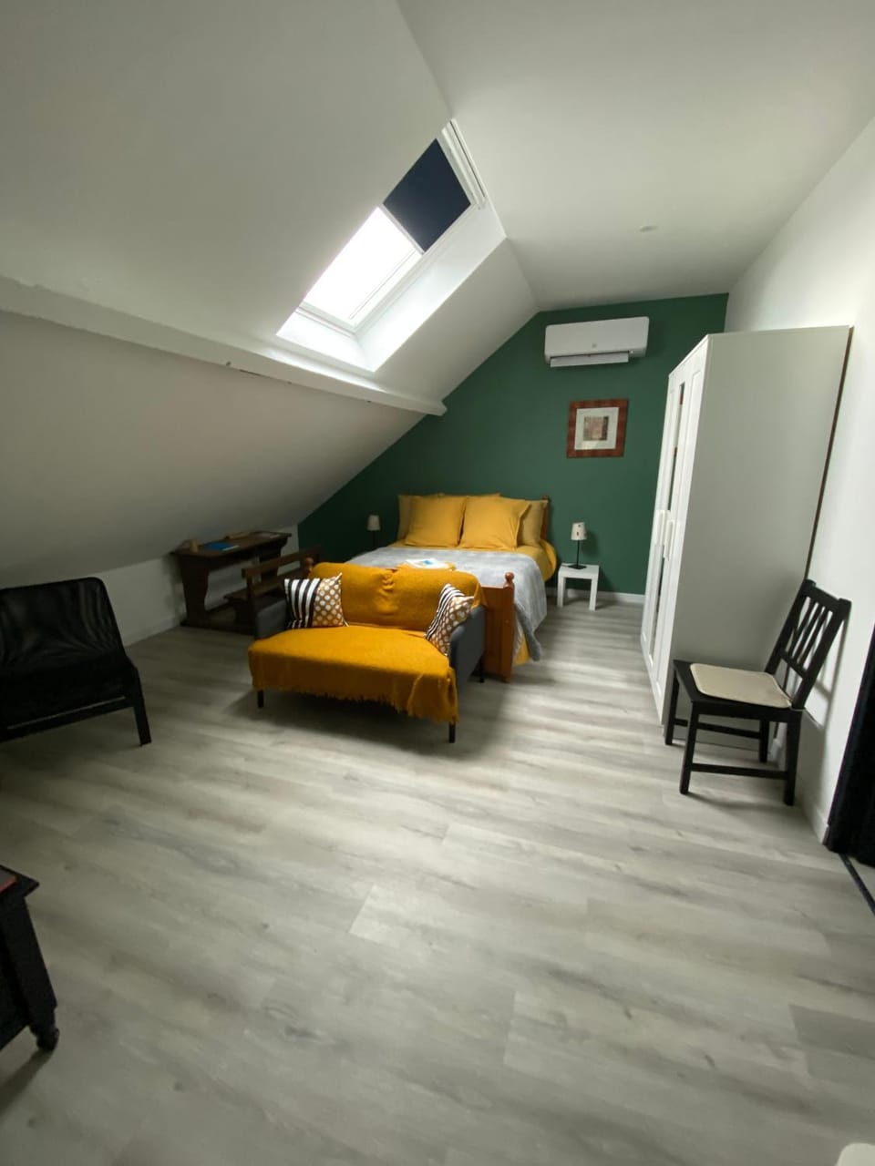 Photo of the whole room