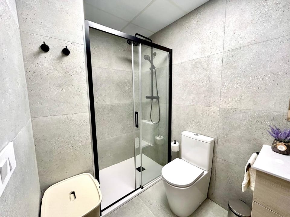 Shower, Toilet, Bathroom, towels