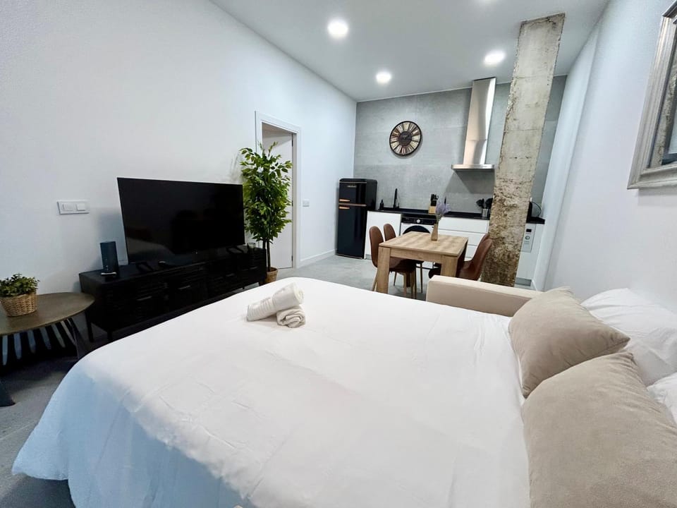 Bed, TV and multimedia, Living room, Photo of the whole room, Seating area, Dining area