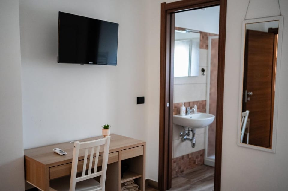 Bathroom, TV and multimedia, air conditioner