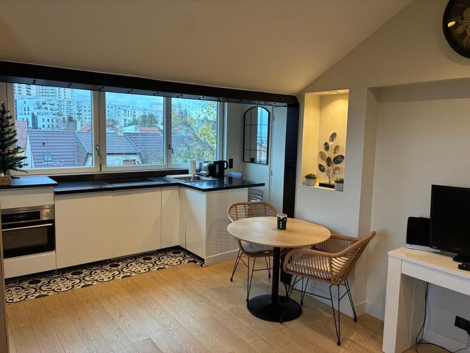 Appartement proche PARIS Apartment in Issy-les-Moulineaux