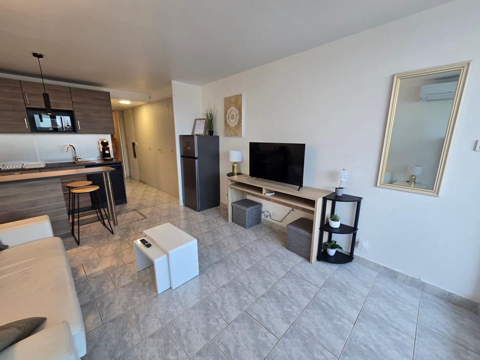 Kitchen or kitchenette, Living room, Seating area, Dining area