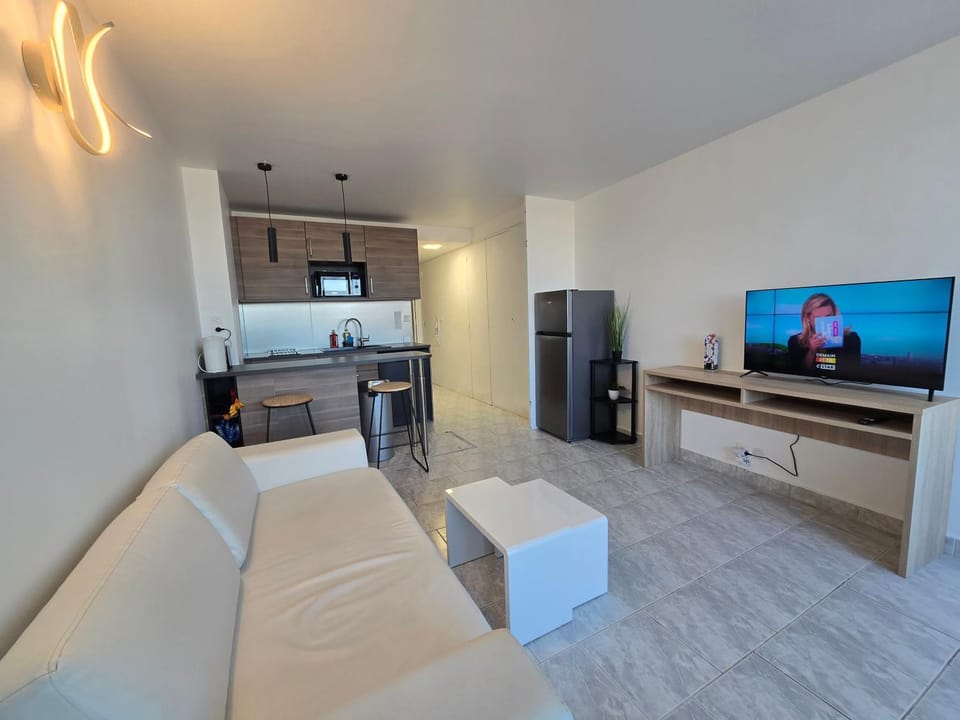 TV and multimedia, Kitchen or kitchenette, Living room, Dining area