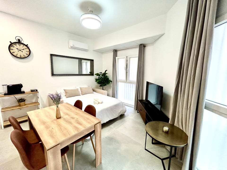 Bed, TV and multimedia, Living room, Photo of the whole room, Seating area, Dining area, Evening entertainment, air conditioner