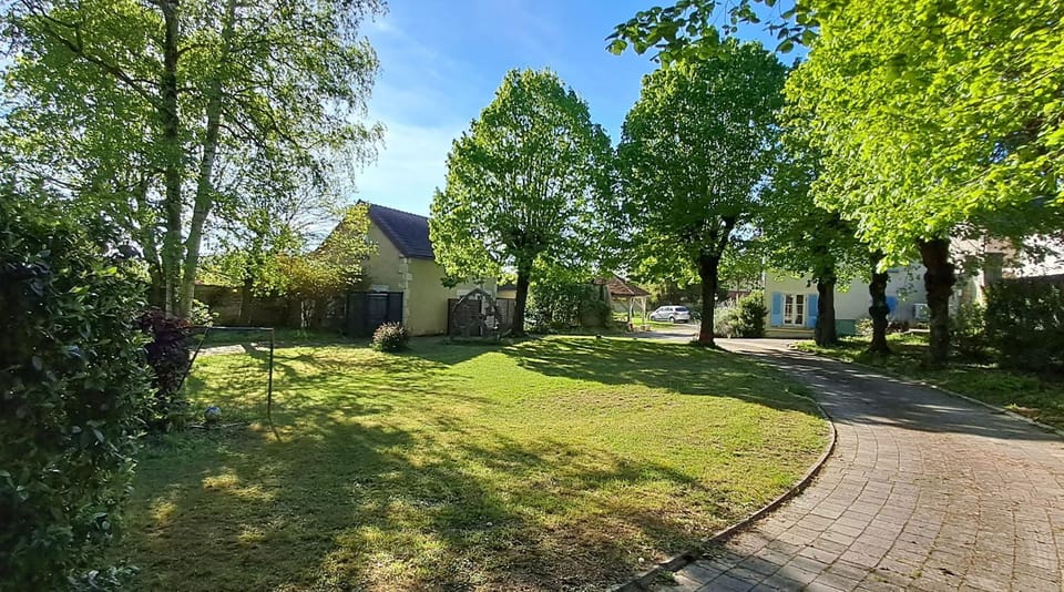 Maison romantique du XIXe siècle indépendante avec son jardin et sa piscine privés Villa in Bourgogne-Franche-Comté