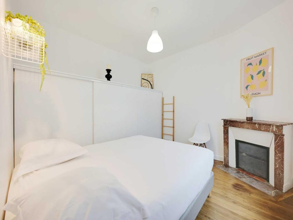 Property building, Bed, Photo of the whole room, Bedroom, internet