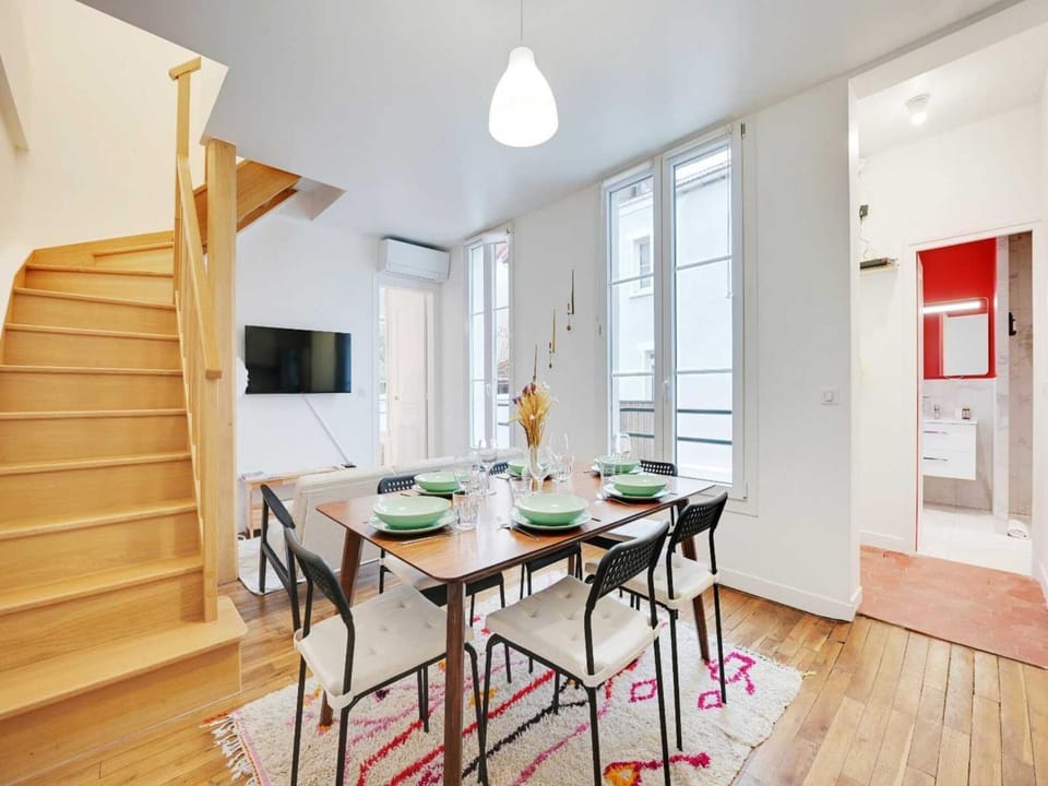 Property building, Communal lounge/ TV room, TV and multimedia, Kitchen or kitchenette, Living room, Seating area, Dining area