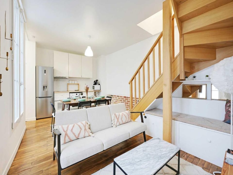 Property building, Kitchen or kitchenette, Living room, Seating area, Dining area, stove