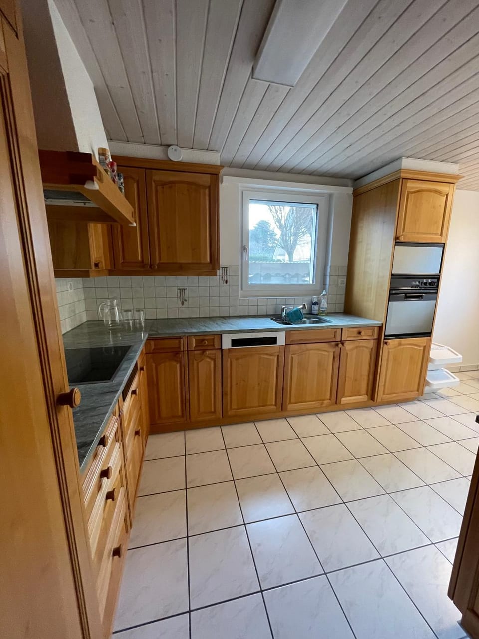 Kitchen or kitchenette, dishwasher, stove