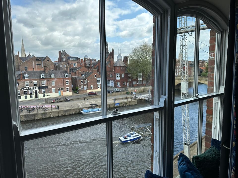 Nearby landmark, Day, Seating area, City view, River view