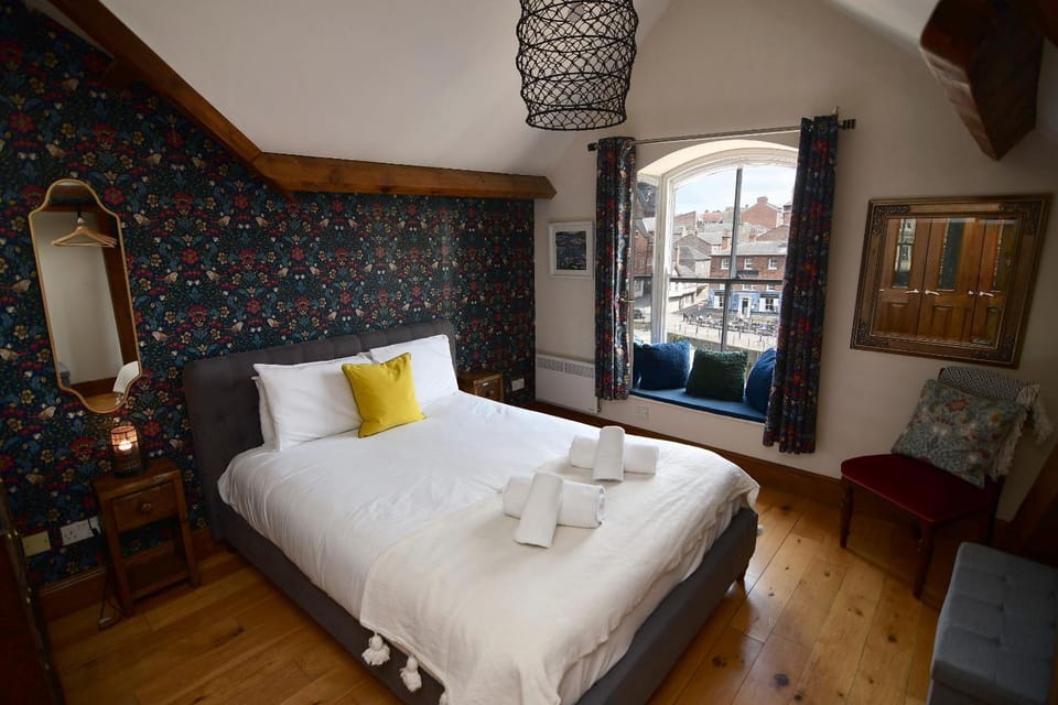 Bed, Photo of the whole room, Seating area, Bedroom, towels