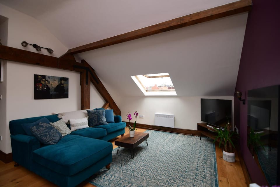 Communal lounge/ TV room, TV and multimedia, Living room, Seating area, Evening entertainment