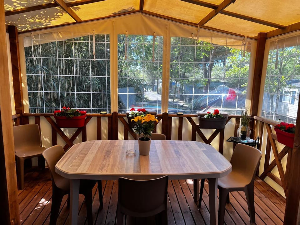Restaurant/places to eat, Balcony/Terrace