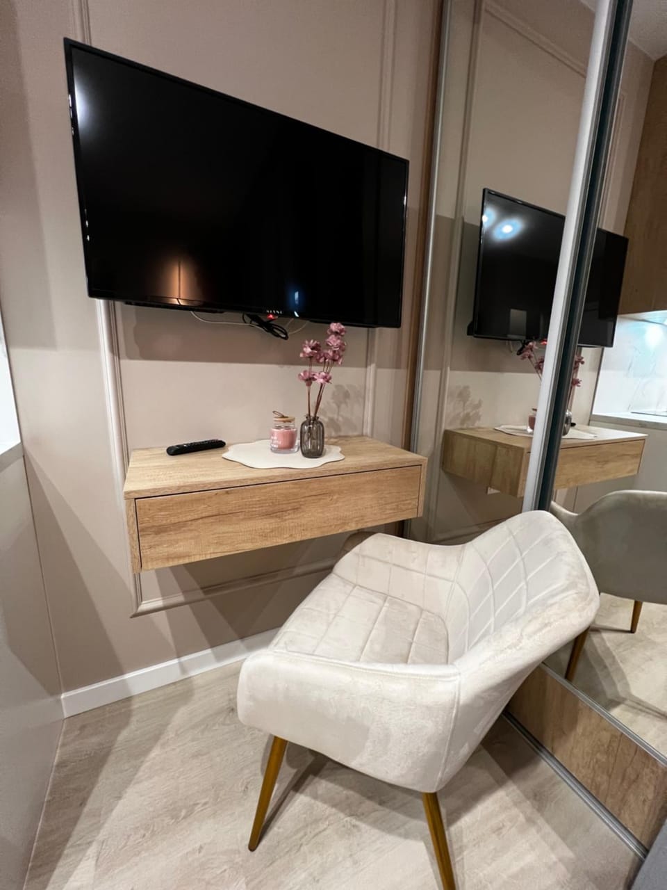 Communal lounge/ TV room, TV and multimedia, Living room, Seating area, Evening entertainment