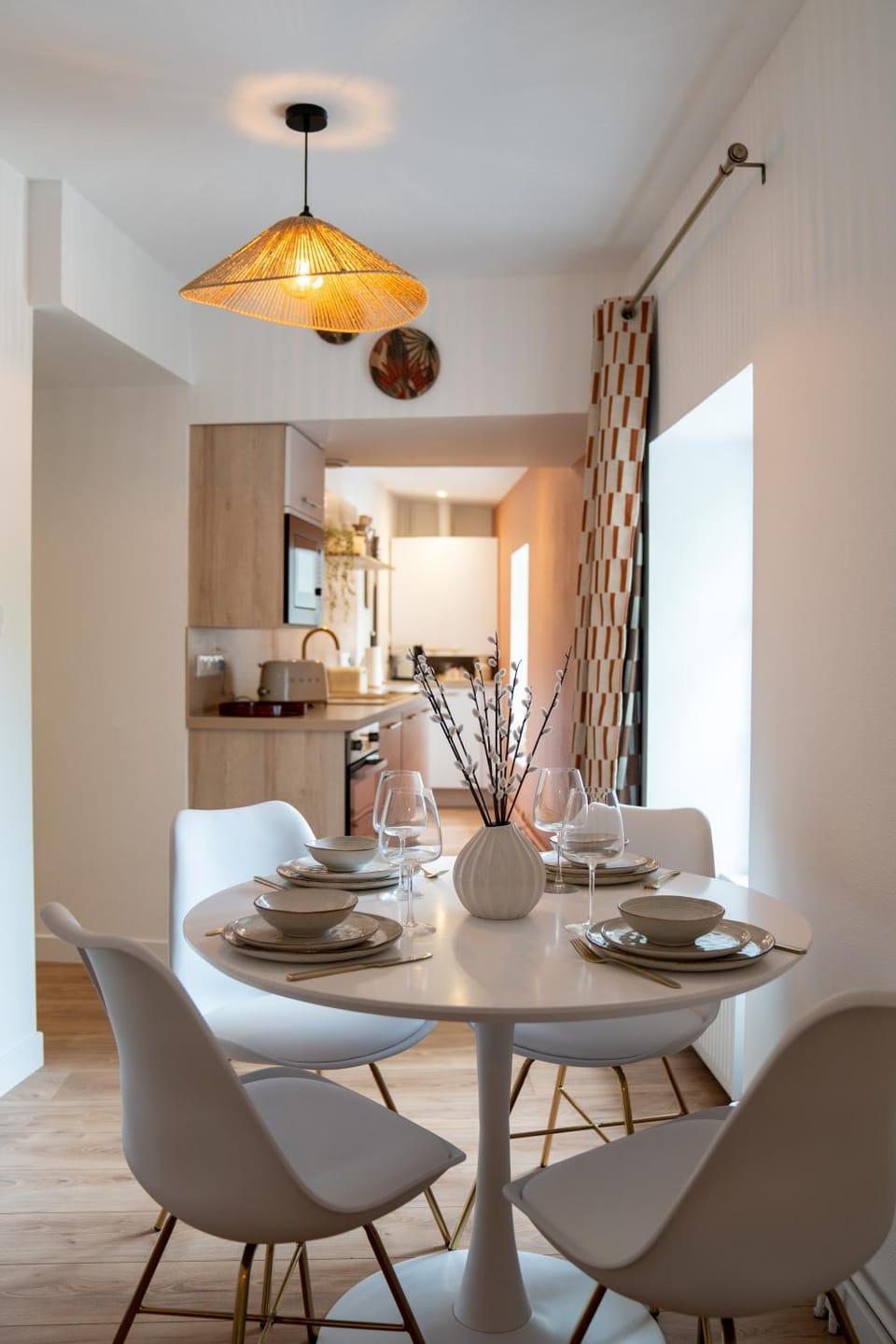 Kitchen or kitchenette, Dining area