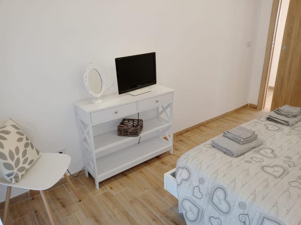 Photo of the whole room, Bedroom