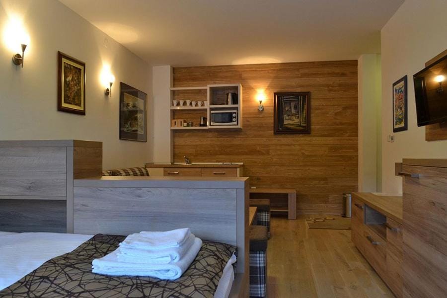 Bed, TV and multimedia, Photo of the whole room, towels