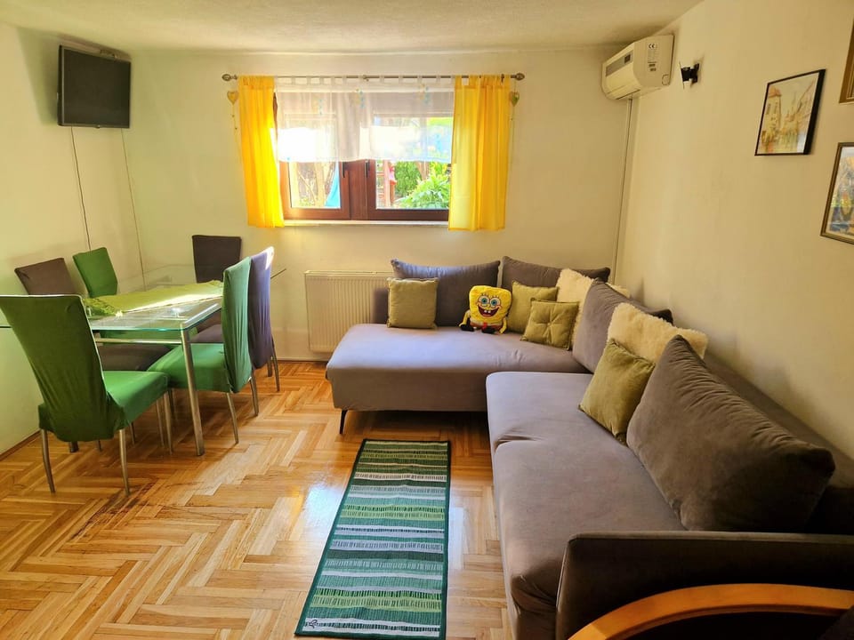 TV and multimedia, Living room, Seating area, Dining area