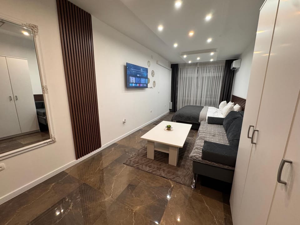 Bed, TV and multimedia, Photo of the whole room, Bedroom, wardrobe