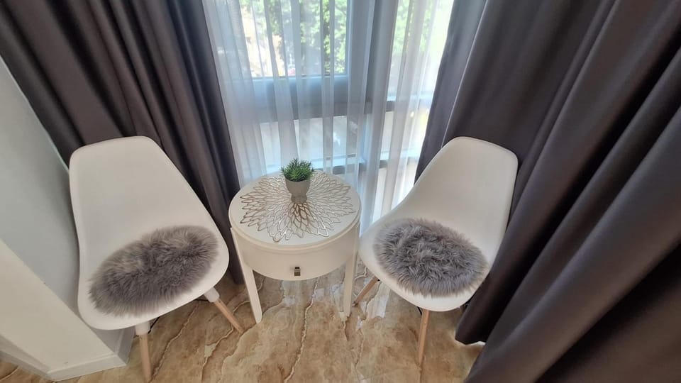 Toilet, TV and multimedia, Balcony/Terrace, Seating area, Bedroom, hair dryier, internet, internet, towels, air conditioner