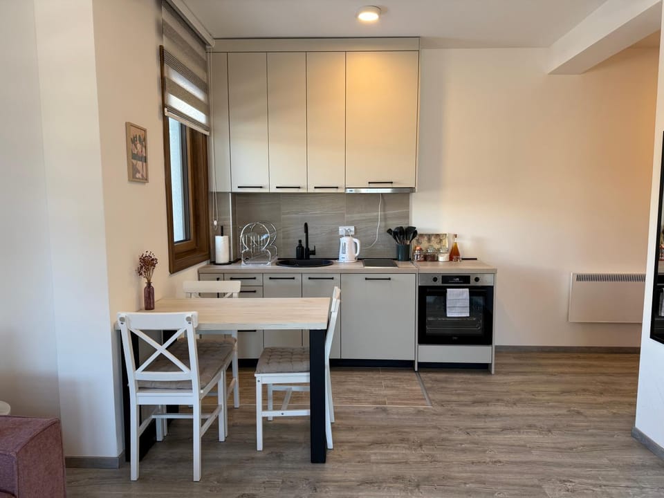 Kitchen or kitchenette, Dining area