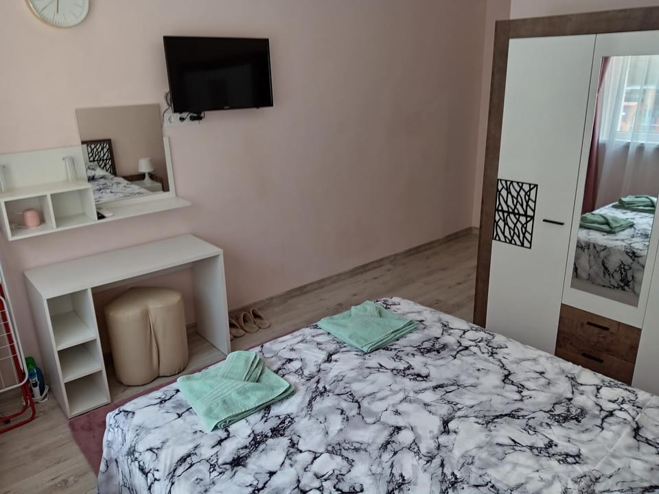 Bed, TV and multimedia, Photo of the whole room, Bedroom, hair dresser, wardrobe