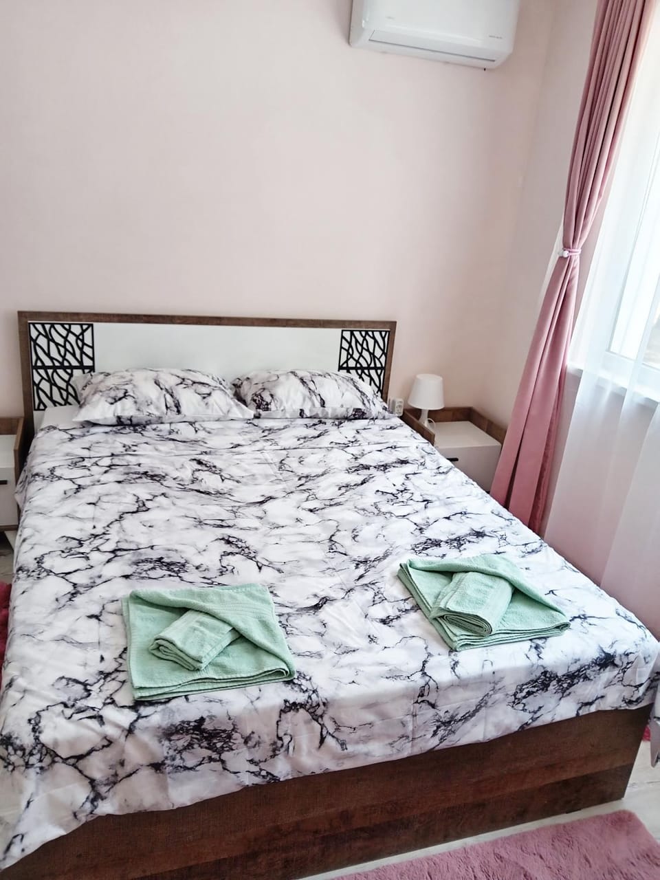 Bed, Photo of the whole room, Bedroom, towels