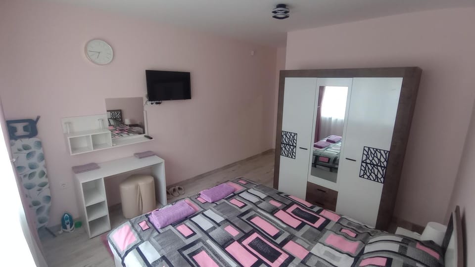 Communal lounge/ TV room, Bed, TV and multimedia, Photo of the whole room, Bedroom, hair dresser, wardrobe
