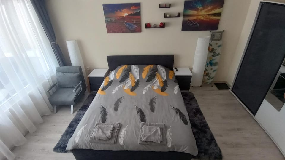 Bed, TV and multimedia, Photo of the whole room, Seating area, Bedroom